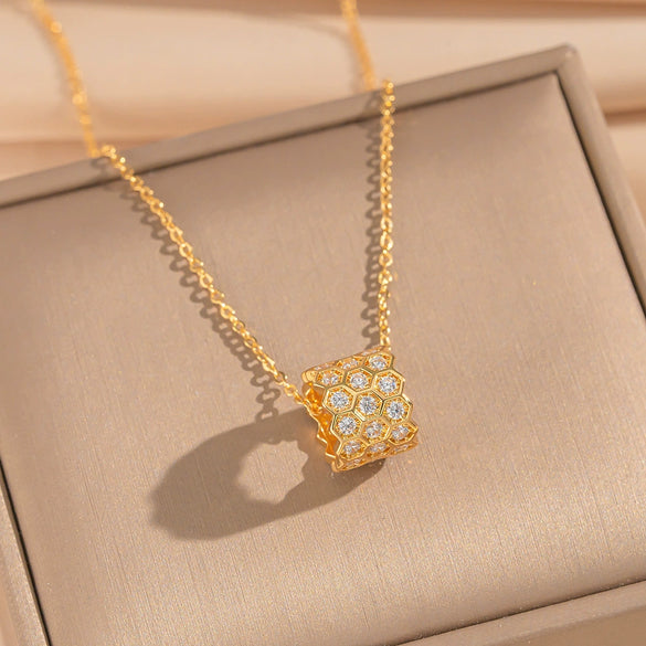 Wholesale Women's Jewelry Set Honeycomb Pattern Light Luxury Style Gold Plated Environmentally Friendly Copper O Word Chain Necklace And Earrings
