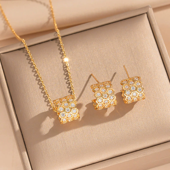 Wholesale Women's Jewelry Set Honeycomb Pattern Light Luxury Style Gold Plated Environmentally Friendly Copper O Word Chain Necklace And Earrings