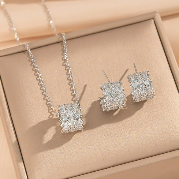 Wholesale Women's Jewelry Set Honeycomb Pattern Light Luxury Style Gold Plated Environmentally Friendly Copper O Word Chain Necklace And Earrings