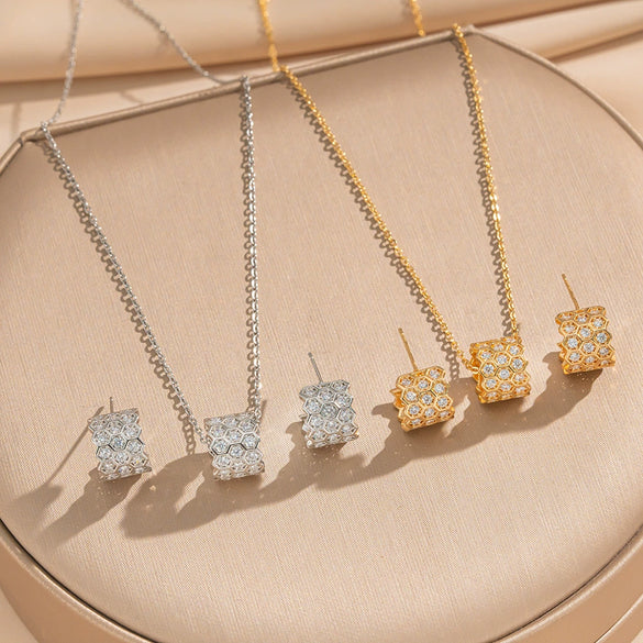 Wholesale Women's Jewelry Set Honeycomb Pattern Light Luxury Style Gold Plated Environmentally Friendly Copper O Word Chain Necklace And Earrings