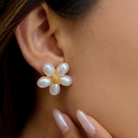 Wholesale Women's Jewelry Shell Bead Ring And Stainless Steel Earrings With Flower Pattern And Electroplating Titanium Steel Material