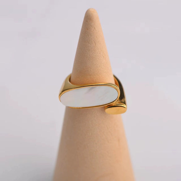Wholesale Women's Jewelry Stainless Steel Oval White Seashell Ring Plated 18K Gold Geometric Style