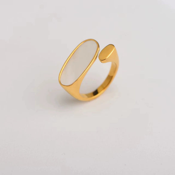 Wholesale Women's Jewelry Stainless Steel Oval White Seashell Ring Plated 18K Gold Geometric Style