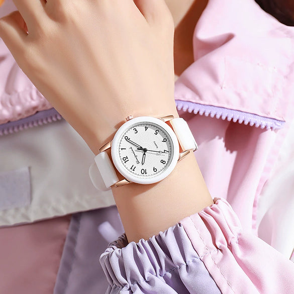Wholesale Women's Leisure Quartz Watch With Alloy Case And Silicone Strap In Round Shape