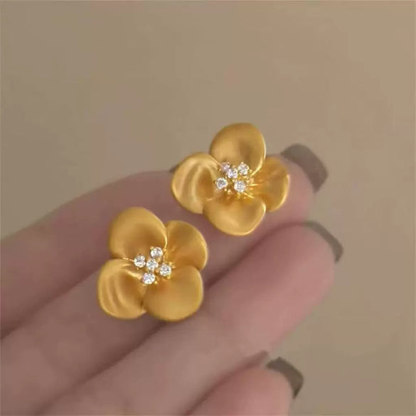Wholesale Women's Light Luxury Copper Electroplated Flower Shaped Earrings With Silver Needle Sequins