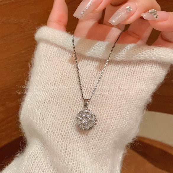 Wholesale Women's Light Luxury Elegant Highend Rotatable Super Flash Zircon Clavicle Chain Necklace Alloy Copper Geometric Electroplating