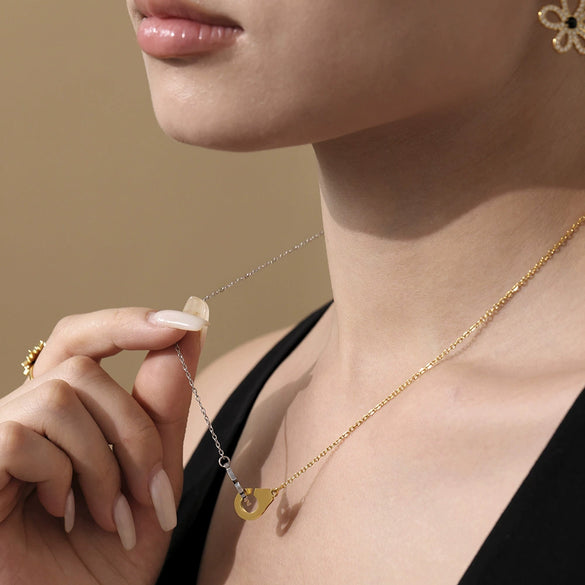 Wholesale Women's Light Luxury Geometric Ferris Wheel Handcuff Pendant Stainless Steel And Titanium Steel Electroplated Clavicle Chain Necklace
