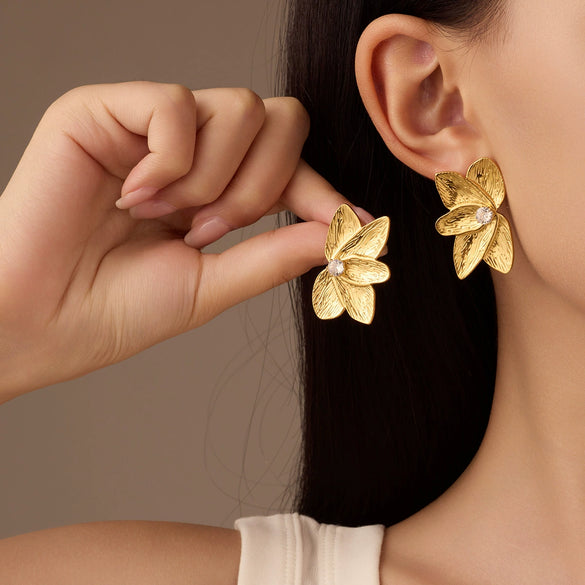 Wholesale Women's Light Luxury Highend Stainless Steel And Titanium Steel Earrings With Geometric Flowers And Pearl Design Electroplated