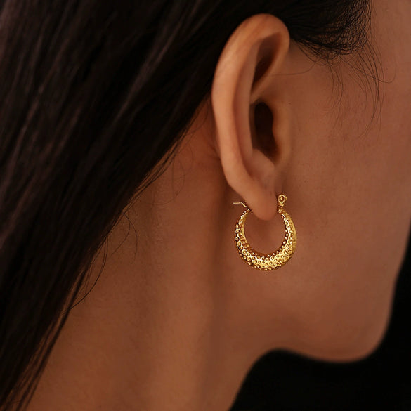 Wholesale Women's Light Luxury Stainless Steel Earrings With Dot Pattern Ins Wave Shape Pvd Electroplated And Colorpreserving Niche And Geometric Style