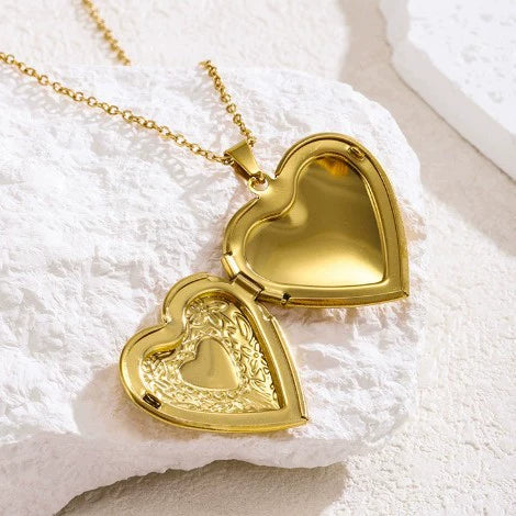 Wholesale Women's Light Luxury Style Electroplated Stainless Steel Heartshaped Photo Frame Pendant Necklace