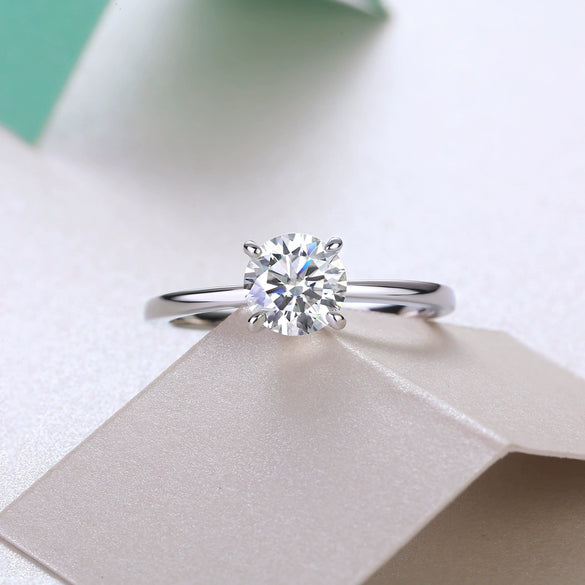 Wholesale Women's Luxury Closedback Moissanite Ring S925 Silver Platinumplated Geometric Style Set With Diamonds
