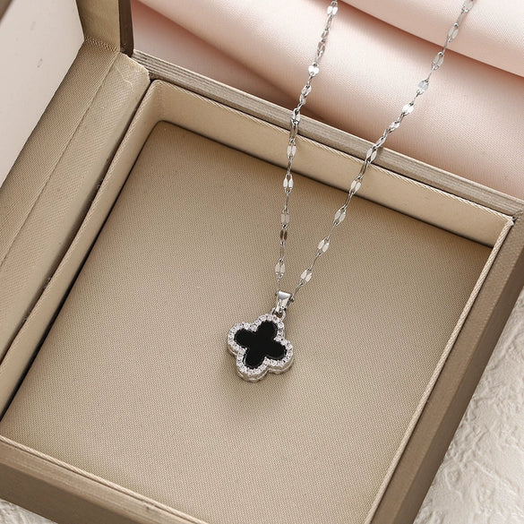 Wholesale Women's Luxury Fourleaf Clover Titanium Steel Necklace With Black And White Doublesided Design 18K Goldplated Ochain Geometric Pattern