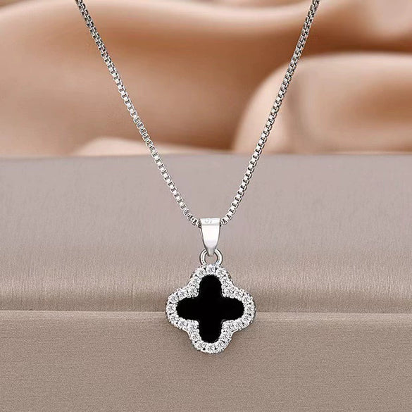 Wholesale Women's Luxury Fourleaf Clover Titanium Steel Necklace With Black And White Doublesided Design 18K Goldplated Ochain Geometric Pattern