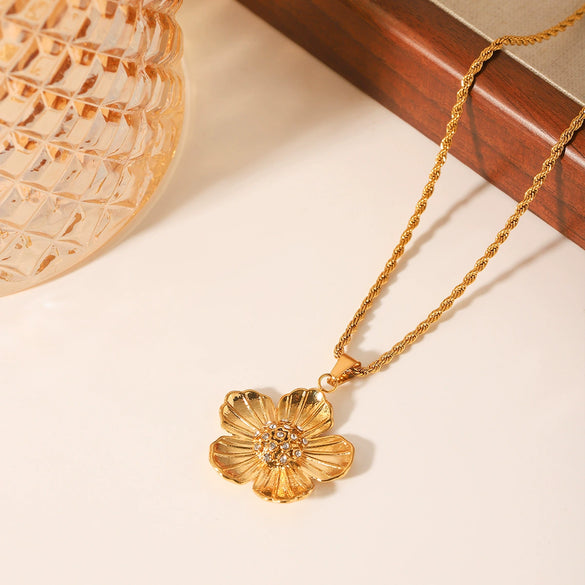 Wholesale Women's Luxury Vintage Stainless Steel And Titanium Steel Twist Chain Flower And Geometric Pendant Necklace With Electroplating