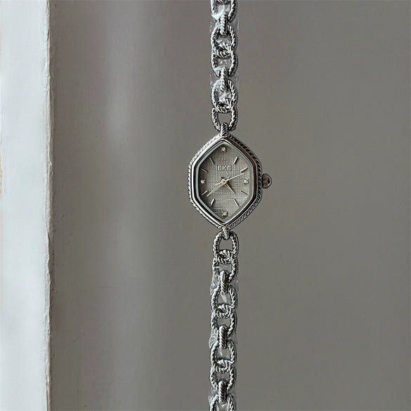 Wholesale Women's Medieval Style Alloy Watch With Diamondshaped Dial And Thorn Design
