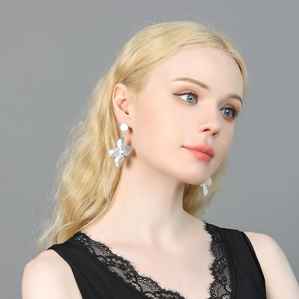 Wholesale Women's Metal Flower Earrings Minimalist Geometric Statement Design Vintageinspired Fashion Jewelry