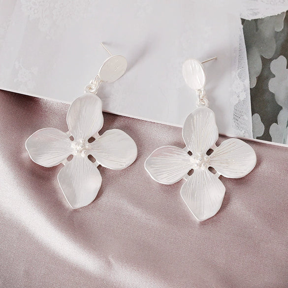 Wholesale Women's Metal Flower Earrings Minimalist Geometric Statement Design Vintageinspired Fashion Jewelry
