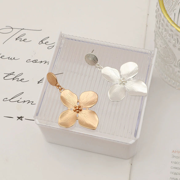 Wholesale Women's Metal Flower Earrings Minimalist Geometric Statement Design Vintageinspired Fashion Jewelry