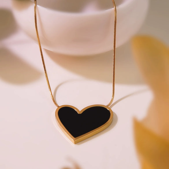 Wholesale Women's Minimalist Design Stainless Steel Inlaid Heart Shape Pendant Clavicle Necklace With Electroplating Treatment