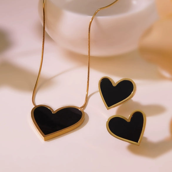 Wholesale Women's Minimalist Design Stainless Steel Inlaid Heart Shape Pendant Clavicle Necklace With Electroplating Treatment