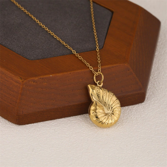 Wholesale Women's Minimalist Geometric 18K Gold Plated Stainless Steel Conch Shell Pendant Necklace With Cross Chain