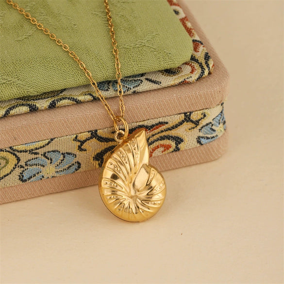 Wholesale Women's Minimalist Geometric 18K Gold Plated Stainless Steel Conch Shell Pendant Necklace With Cross Chain