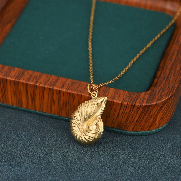 Wholesale Women's Minimalist Geometric 18K Gold Plated Stainless Steel Conch Shell Pendant Necklace With Cross Chain