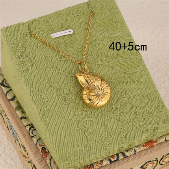 Wholesale Women's Minimalist Geometric 18K Gold Plated Stainless Steel Conch Shell Pendant Necklace With Cross Chain