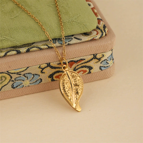 Wholesale Women's Minimalist Geometric 18K Gold Plated Stainless Steel Cross Chain Leaf Clavicle Necklace