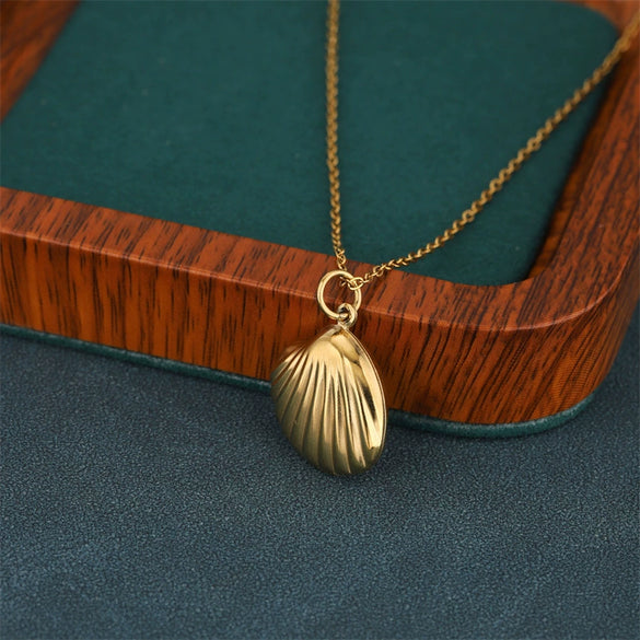Wholesale Women's Minimalist Geometric Stainless Steel And 18K Gold Electroplated Scallop Shell Pendant Cross Chain Necklace