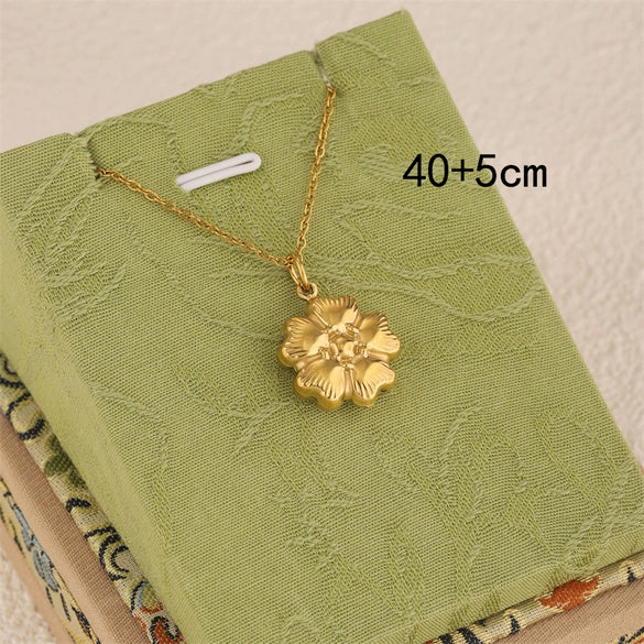 Wholesale Women's Minimalist Geometric Stainless Steel Electroplated 18K Gold Cross Chain Necklace