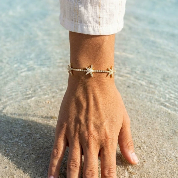 Wholesale Women's Minimalist Geometric Stainless Steel Electroplated Starfish Bracelet With White Zircon