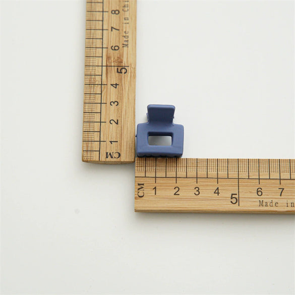 Wholesale Women's Minimalist Plastic Resin Square Bangs Hair Clip With Seiko Design
