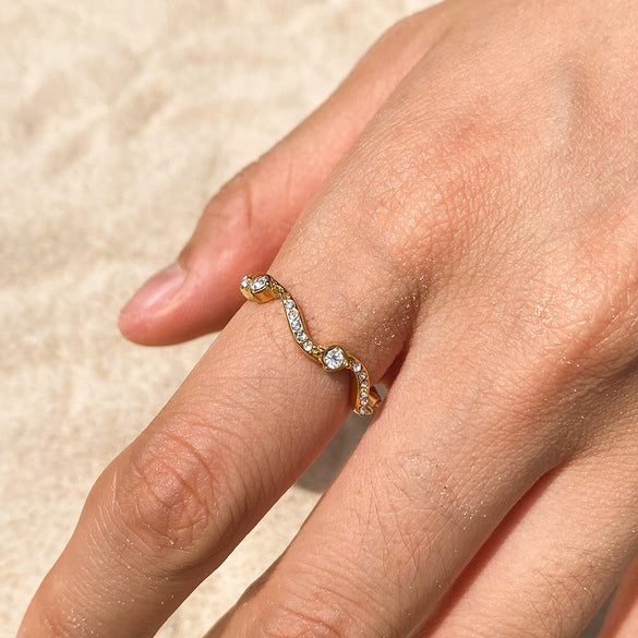 Wholesale Women's Minimalist Stainless Steel Ring With White Diamonds Electroplated Wave Shape Jewelry