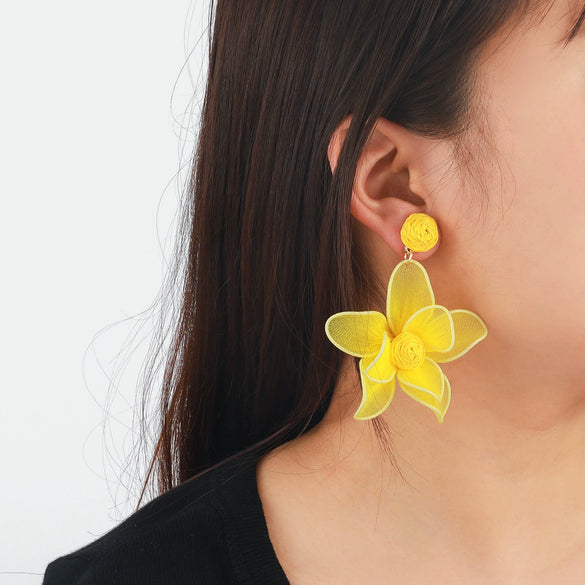 Wholesale Women's Mixed Materials Hand Knitted Flower Shape Cloth Raffia Grass Earrings Fashion Bohemia Design