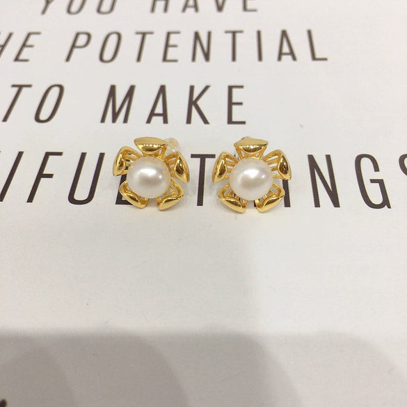Wholesale Women's Natural Freshwater Pearl Oblate Round Small Flower Earrings 18K Gold Electroplated