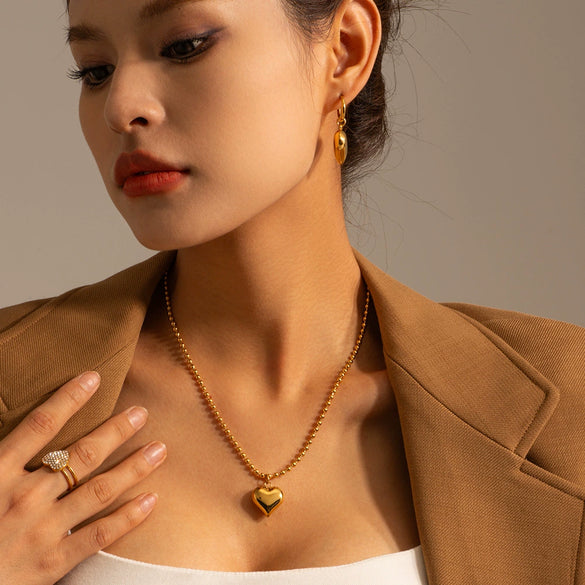 Wholesale Women's New Retro Classic Love Stainless Steel Peach Heart Pendant Necklace With Electroplating