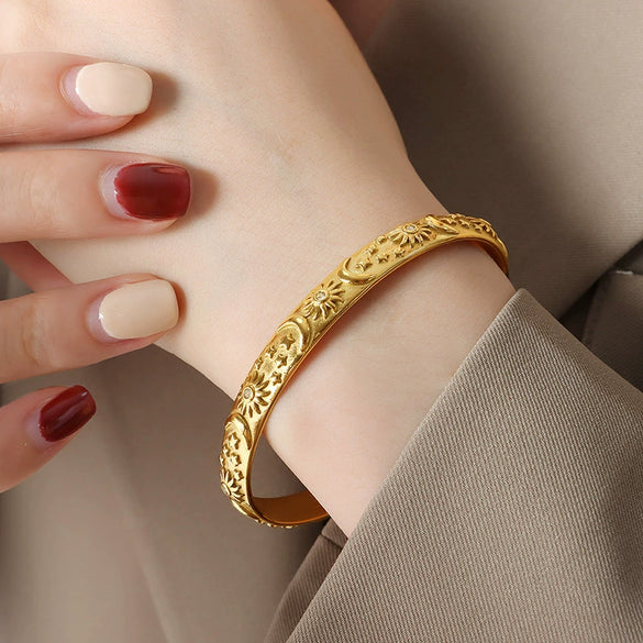 Wholesale Women's Personality Bracelet And Earrings Set Made Of Titanium Steel And Zircon With Electroplating And Embossed Design