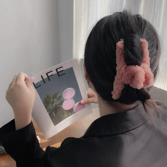 Wholesale Women's Plastic Resin Handmade Geometric Plush Hair Grip Clip For Autumn And Winter