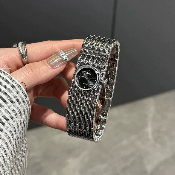 Wholesale Women's Quartz Watch Alloy Material Round Dial Medieval Style