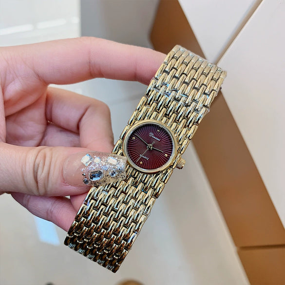 Wholesale Women's Quartz Watch Alloy Material Round Dial Medieval Style