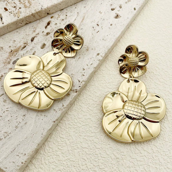 Wholesale Women's Retro Fashion Flower Stainless Steel Earrings With Electroplating