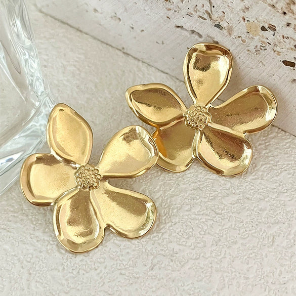Wholesale Women's Retro Fashion Flower Stainless Steel Earrings With Electroplating