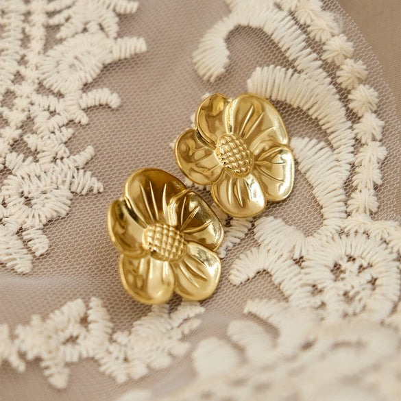 Wholesale Women's Retro Fashion Flower Stainless Steel Earrings With Electroplating