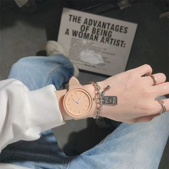 Wholesale Women's Retro Fresh Style Alloy Case Imitation Leather Strap Round Dial Watch With Mineral Reinforced Glass Mirror And Stainless Steel Pin Buckle