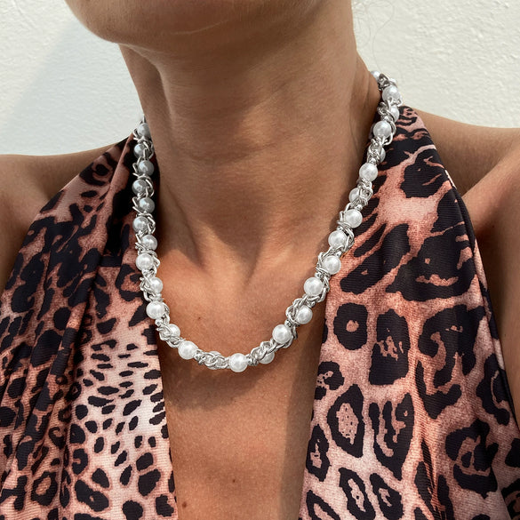 Wholesale Women's Retro Geometric Imitation Pearl And Iron Chain Electroplated Collarbone Necklace