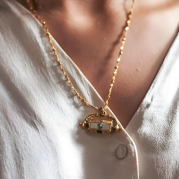 Wholesale Women's Retro Gold Electroplated Copper Eyeshaped Pendant Necklace Stacking Style