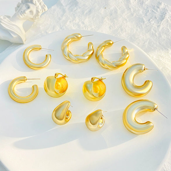 Wholesale Women's Retro Highend Hollow Geometric Copper Goldplated Hoop Earrings