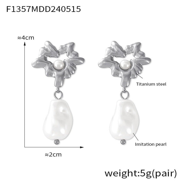 Wholesale Women's Retro Luxury Exaggerated Love Style 316L Stainless Steel Gold Plated Earrings With Heart And Geometric Pattern