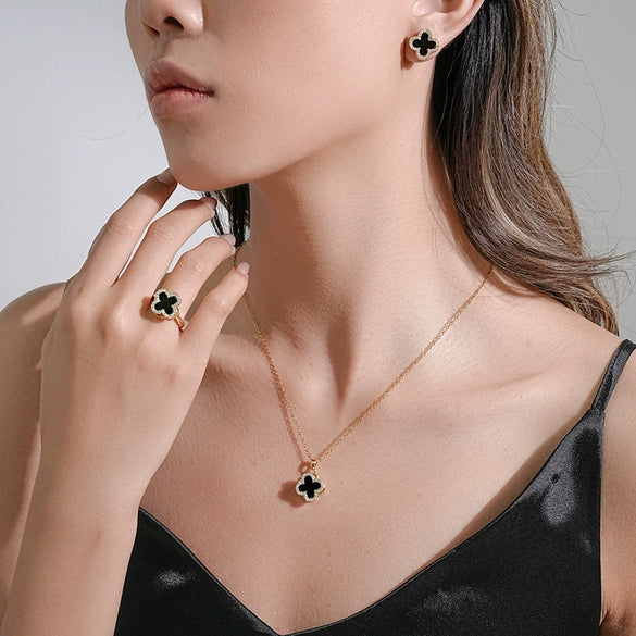Wholesale Women's Rotating Four Leaf Clover Necklace In Titanium Steel With O Word Chain Light Luxury And Geometric Design Electroplated In Vacuum Furnace